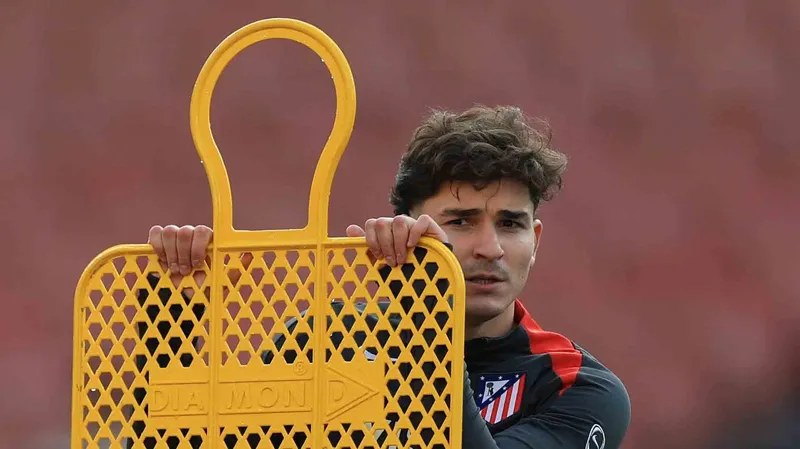 Julián Álvarez no entrena y queda fuera ante Sevilla