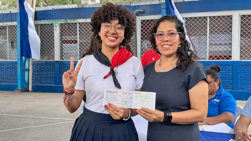 Docentes de Managua reciben bonos especiales en celebración del Día Nacional del Maestro