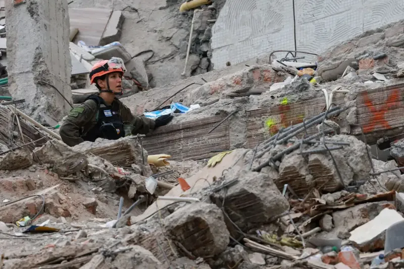 Sube a 331 la cifra de muertos por terremoto en Colombia
