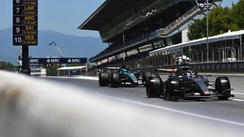 Inicio con problemas para Alonso en Barcelona y dos décimas entre los favoritos