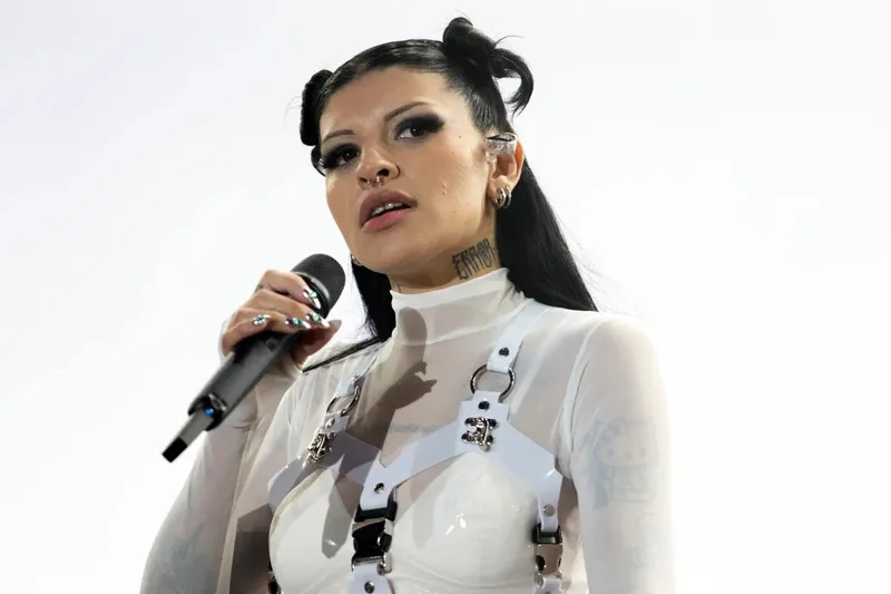 Cazzu revela en México que restricciones legales le impiden hablar de Christian Nodal y su hija Inti