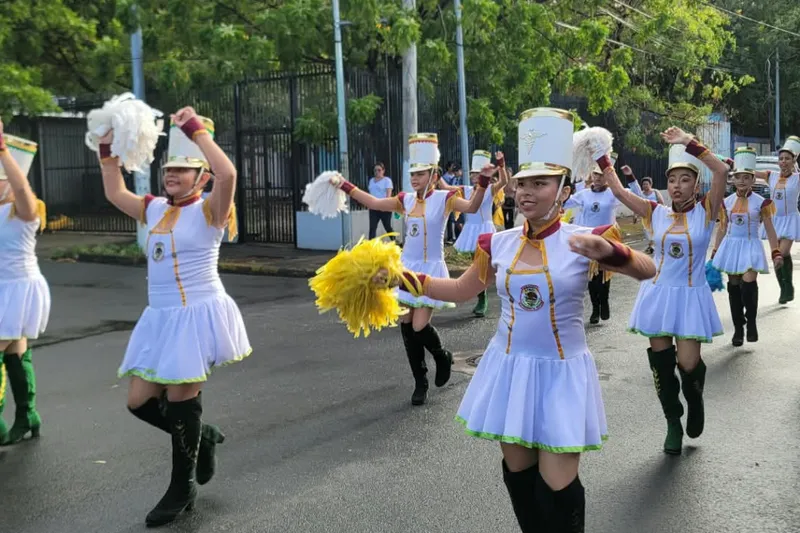 Estudiantes conmemoran Cruzada de Alfabetización con desfile