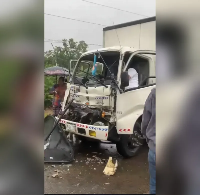 Conductor queda atrapado tras chocar camión en Bluefields-San Pancho