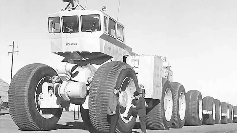 Para mover este monstruo de 174 m hacían falta 6 tripulantes y 4 turbinas de gas de 1.170 CV que alimentaban motores eléctricos en rueda