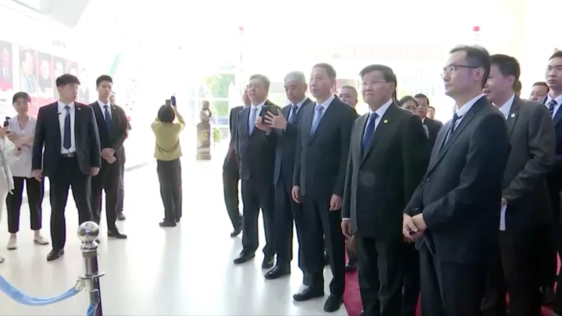 El presidente laosiano visita la Academia de Tecnología Espacial de China