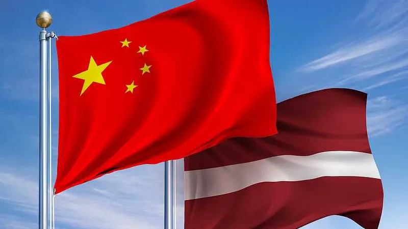 El canciller chino, Wang Yi, sostiene una conversación telefónica con su homóloga letona, Baiba Braze