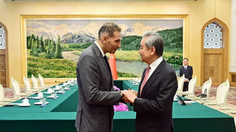 El máximo diplomático de China se reúne con el enviado especial del presidente de EAU