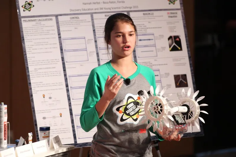 Un tubo de PVC, una hélice impresa en 3D y 10 euros de presupuesto: la adolescente que adelantó los aerogeneradores del océano con un trabajo del instituto