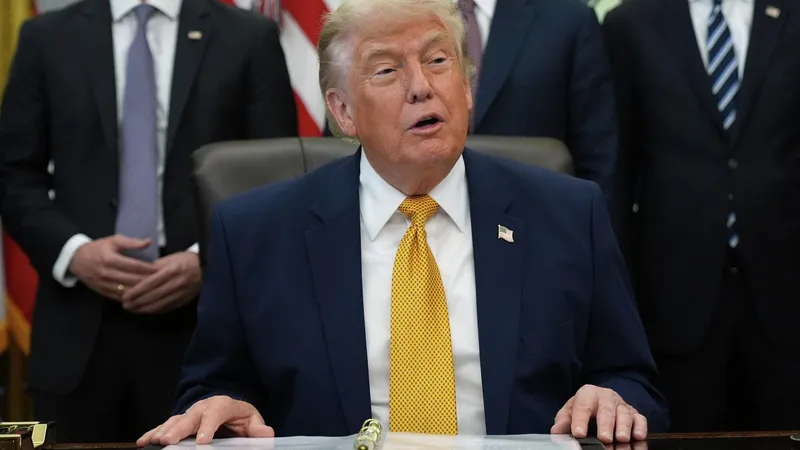 "El estrecho de Ormuz está completamente abierto", dice Trump