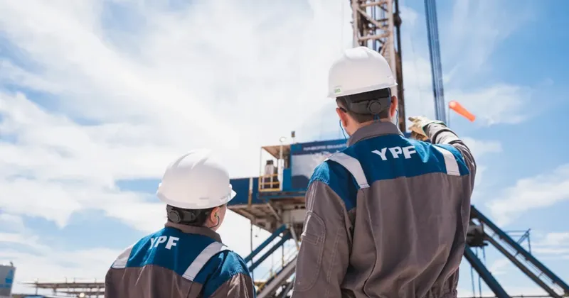 YPF refinancia deuda y S&P mejora sus proyecciones, pero el riesgo argentino limita su nota