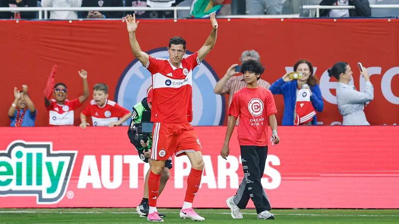 Robert Lewadonwski se adueña de la MLS tras su doblete