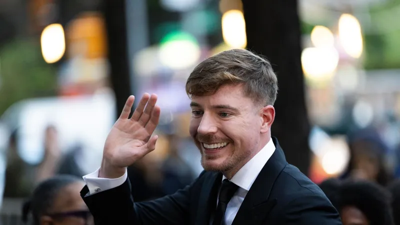 ‘Youtuber’ construye un millonario pueblo en África para ayudar a los niños