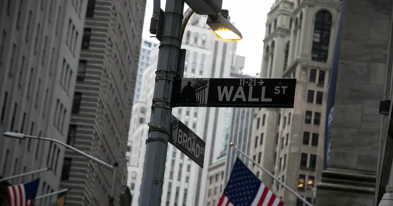 Wall Street sube y los rendimientos caen tras datos de inflación que reducen las apuestas sobre la Fed