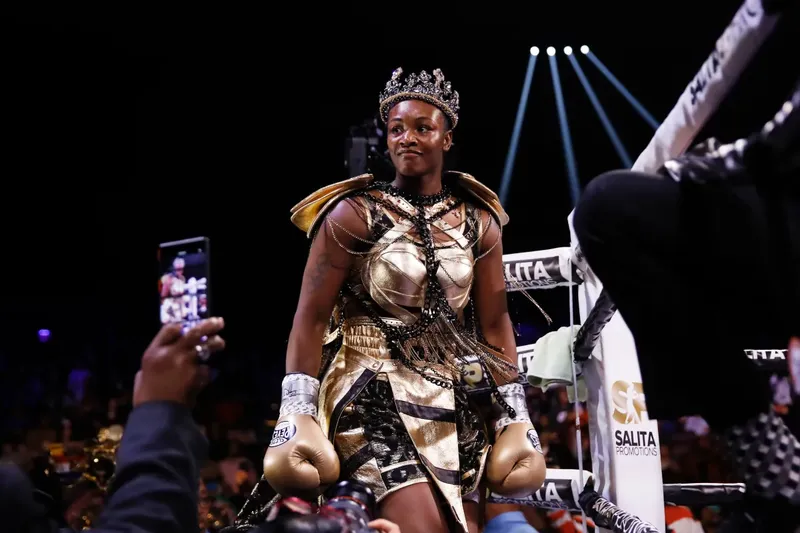 Claressa Shields se impuso en seis asaltos y es nueva campeona unificada