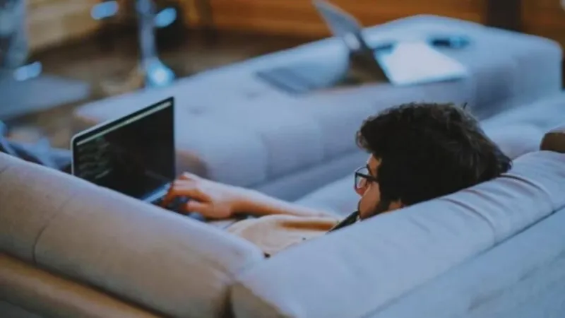 El teletrabajo prometía cambiar la relación entre empleados y empresas, pero algo ha ocurrido en silencio estos últimos años. Cada vez aparece menos en las ofertas de empleo y más como una excepción que como una norma