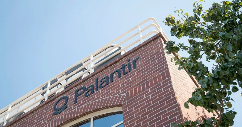Acciones de Palantir se disparan tras elevar sus previsiones de ingresos y ganancias