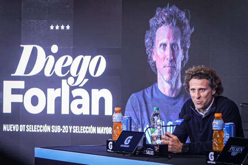 Es un privilegio dirigir a Uruguay, pero sé que soy interino: Diego Forlán
