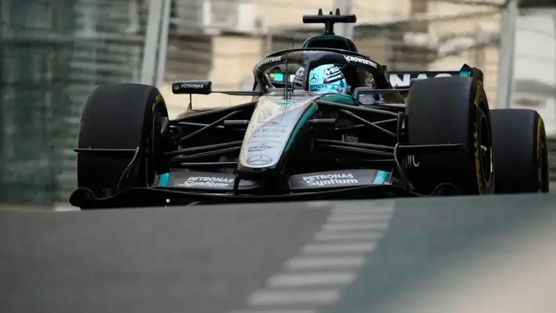 'Kimikaze' Antonelli y pole de Russell en Bakú; Sainz sorprende y Alonso, sin opciones