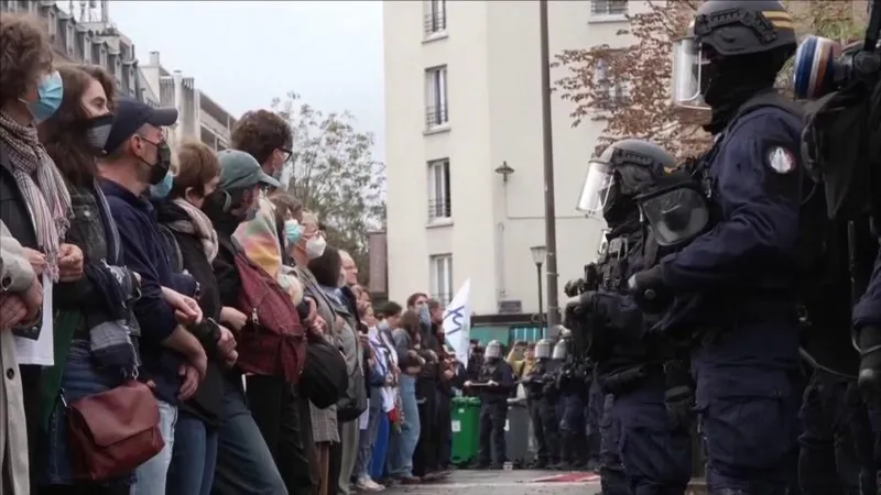 Miles de estudiantes marchan en Francia por una educación digna