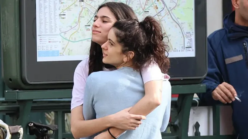 Rosalía y Loli Bahia se muestran más cariñosas que nunca mientras pasean por París