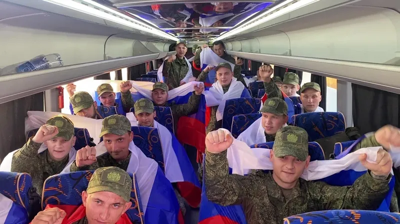 Rusia y Ucrania llevan a cabo un canje de prisioneros de guerra bajo la fórmula 185 por 185
