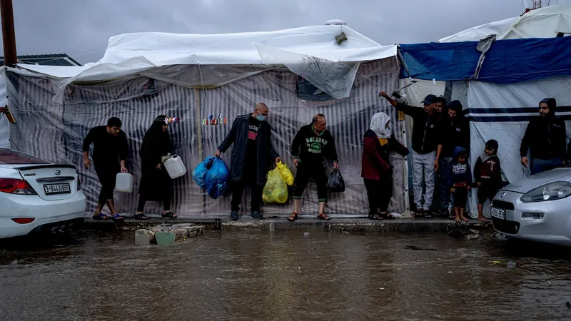 Casi 2 millones de personas "se enfrentan a un cuarto invierno sin protección" en Gaza, advierte la ONU