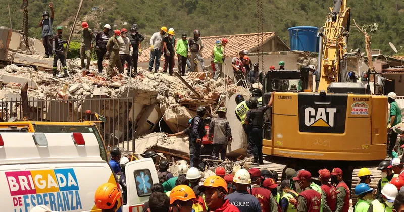 Grupos de ayuda acuden a Venezuela en una oleada de búsqueda y rescate