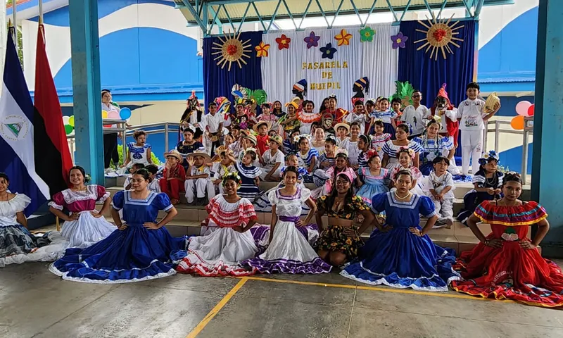 Estudiantes del Colegio Otto de la Rocha se visten de tradición nicaragüense