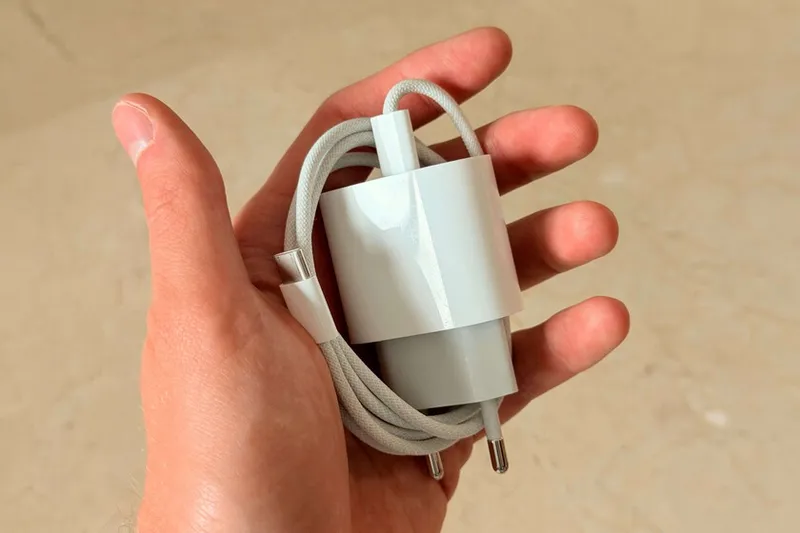 Todos hemos enrollado el cable del iPhone alrededor del cargador: este truco evita que los extremos se acaben rompiendo
