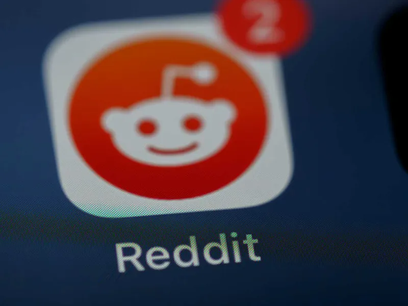 Reddit eleva sus ingresos un 53%, pero Wall Street la castiga con una caída del 10%
