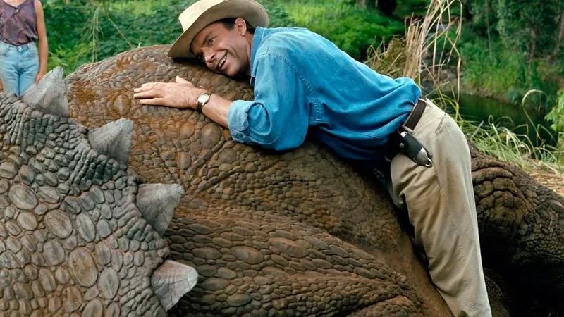 Steven Spielberg recuerda a Sam Neill: "Le costó mucho actuar como si los niños fueran caóticos y malolientes, porque era lo opuesto a él"