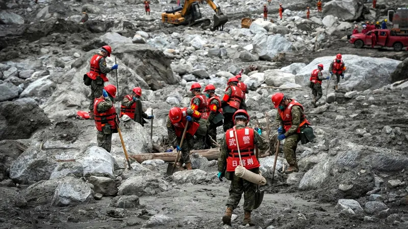 China envía más de 2 mil rescatistas a la frontera con Nepal