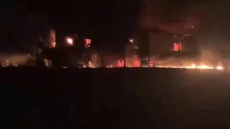 CGRI: Superpetrolero explota al intentar cruzar ilegalmente Ormuz con apoyo de EEUU