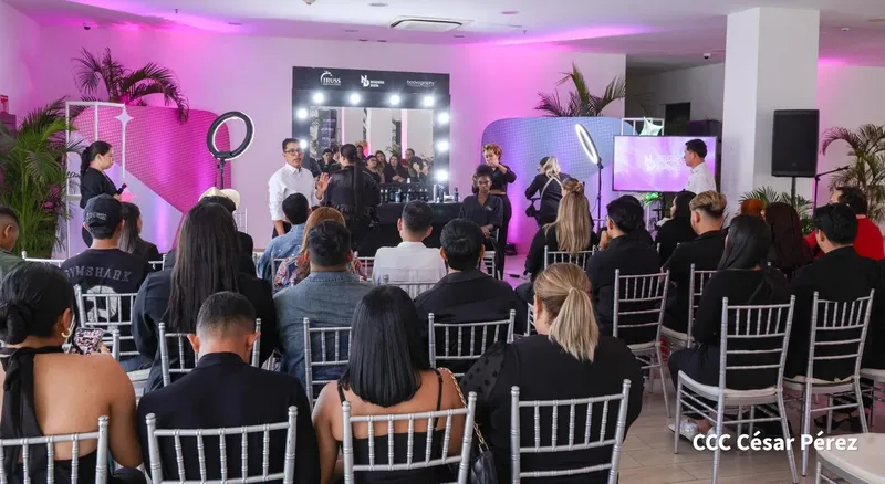 120 Profesionales del maquillaje y peinados se reúnen en un encuentro de estilistas