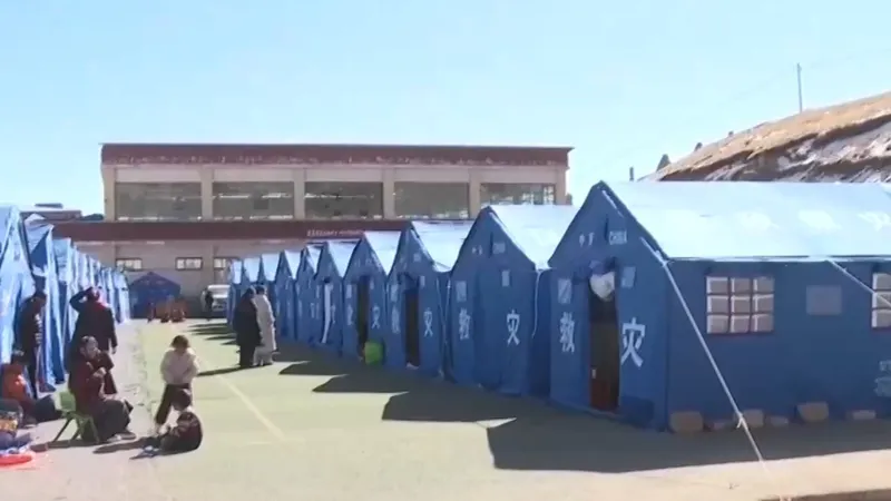 Un “hogar” de tiendas en el patio de la escuela