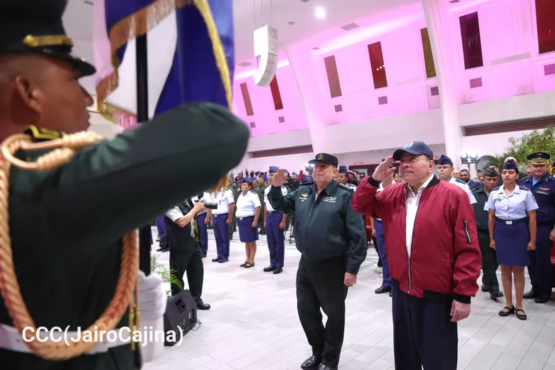 Comandante Daniel condecora a miembros de la Fuerza Aérea por servicio a la patria