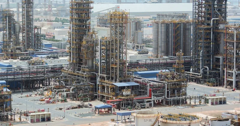 El petróleo sube ligeramente mientras persisten las tensiones en Medio Oriente