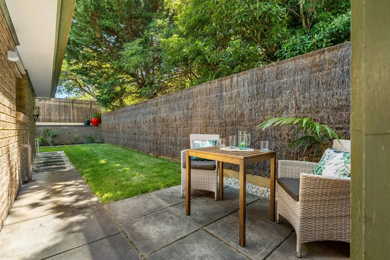 Adiós a los vecinos cotillas: cinco formas prácticas y elegantes de ganar privacidad en tu balcón, terraza o jardín