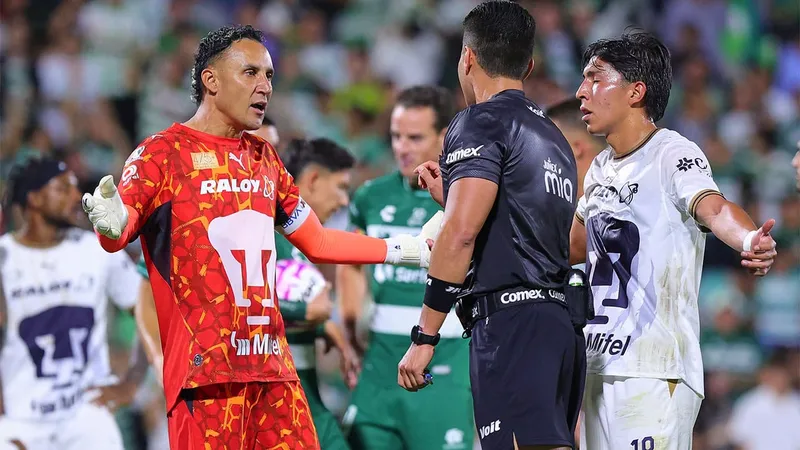 Pumas se lanza contra los árbitros tras perder ante Santos