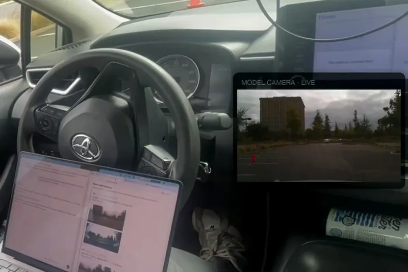 Tres ingenieros conectaron ChatGPT, Claude y Grok a un Toyota Corolla para comprobar si podían conducir. Sólo una IA consiguió terminar el circuito