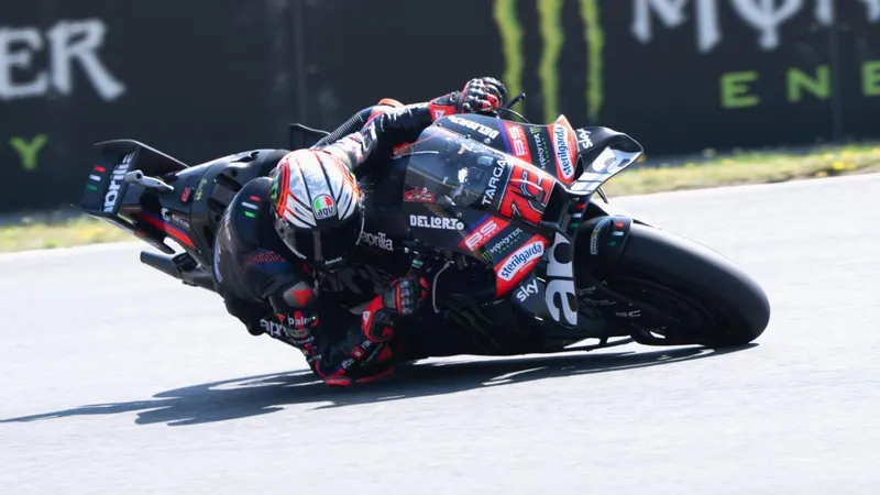 Bezzecchi sale a morder en Assen; Márquez, caída como en Brno, en el FP1