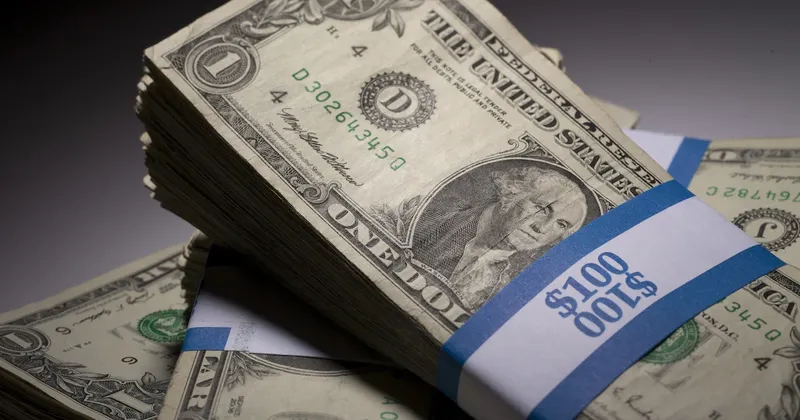 Analistas ajustan al alza pronóstico para el dólar en México y ven sin cambios tasa de interés