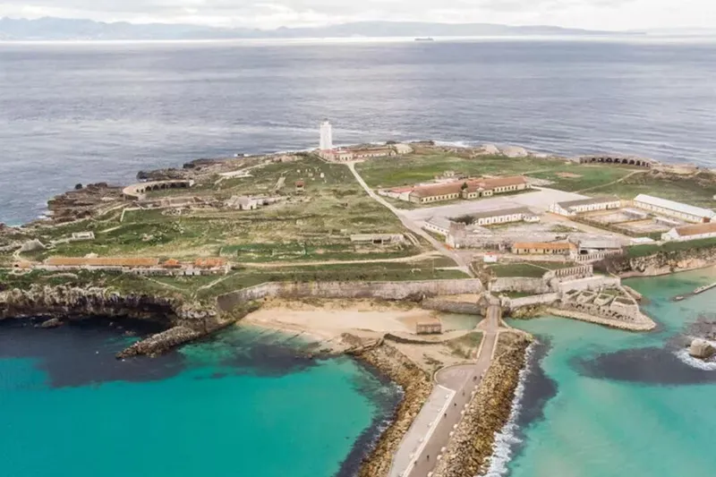 La isla que vigila el Estrecho desde Tarifa y que Marlaska mantiene cerrada por falta de seguridad