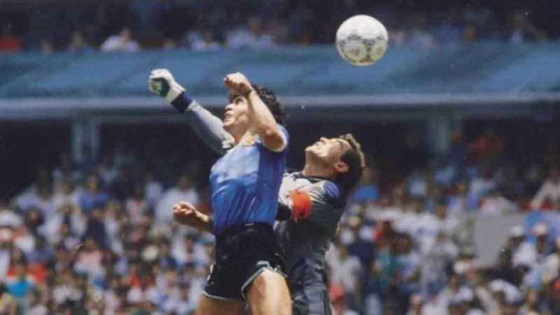 El balón de la 'Mano de Dios' se vende por 3,4 millones de dólares