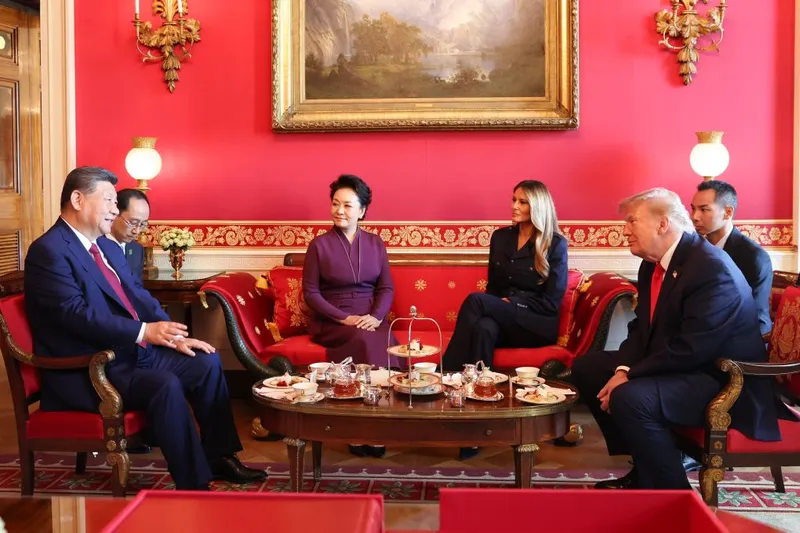 Xi y Peng Liyuan charlan tomando el té con Trump y su esposa