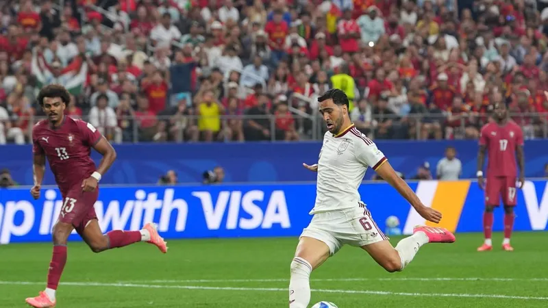 Mikel Merino marca el gol de todo un país