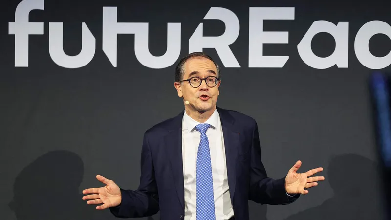 Duras declaraciones del CEO de Renault en París: una fábrica española está en juego por dar ventaja a los coches chinos en Europa