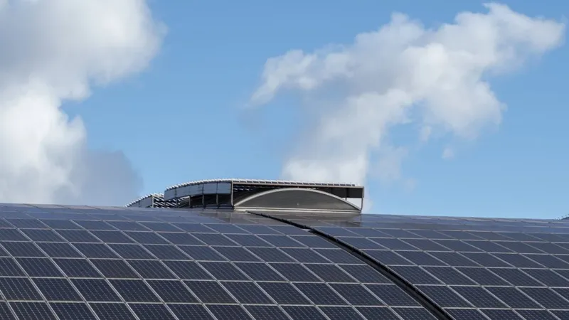 BMW pegó paneles solares en las paredes de una fábrica alemana en vez de atornillarlos: el resultado son 22.000 vatios sin taladrar nada