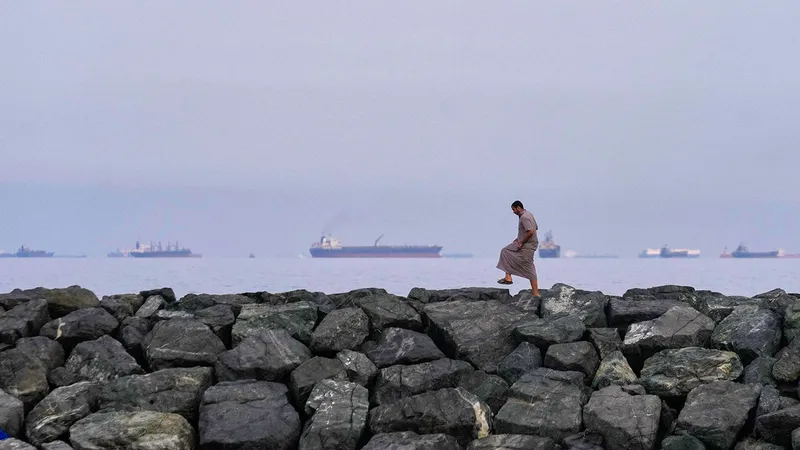 Irán revela cómo castiga el "contrabando" de crudo de CENTCOM y EAU