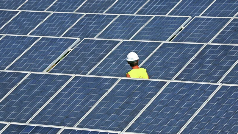 Los logros de China en energía limpia aceleran la transición energética global, según la AIE